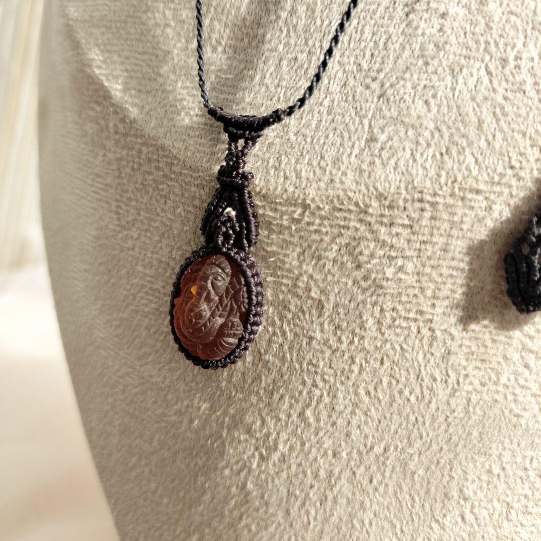 ヘソナイトガーネット　ガネーシャ彫りマクラメ編みネックレス