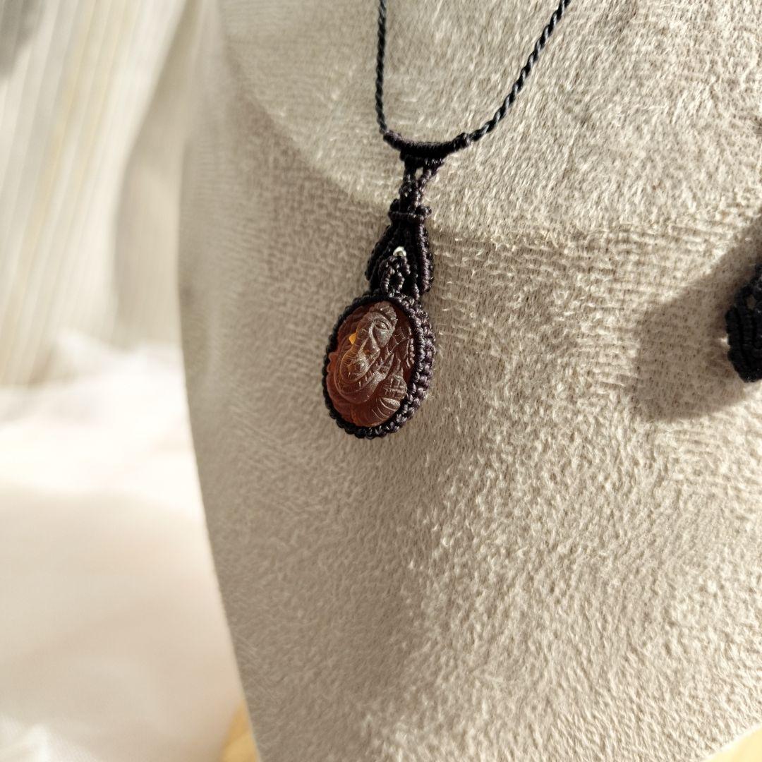 ヘソナイトガーネット　ガネーシャ彫りマクラメ編みネックレス