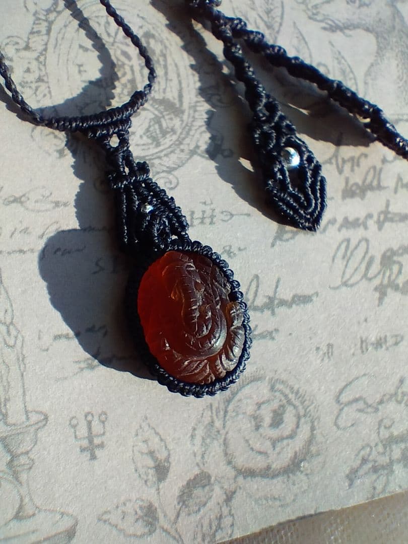 ヘソナイトガーネット　ガネーシャ彫りマクラメ編みネックレス