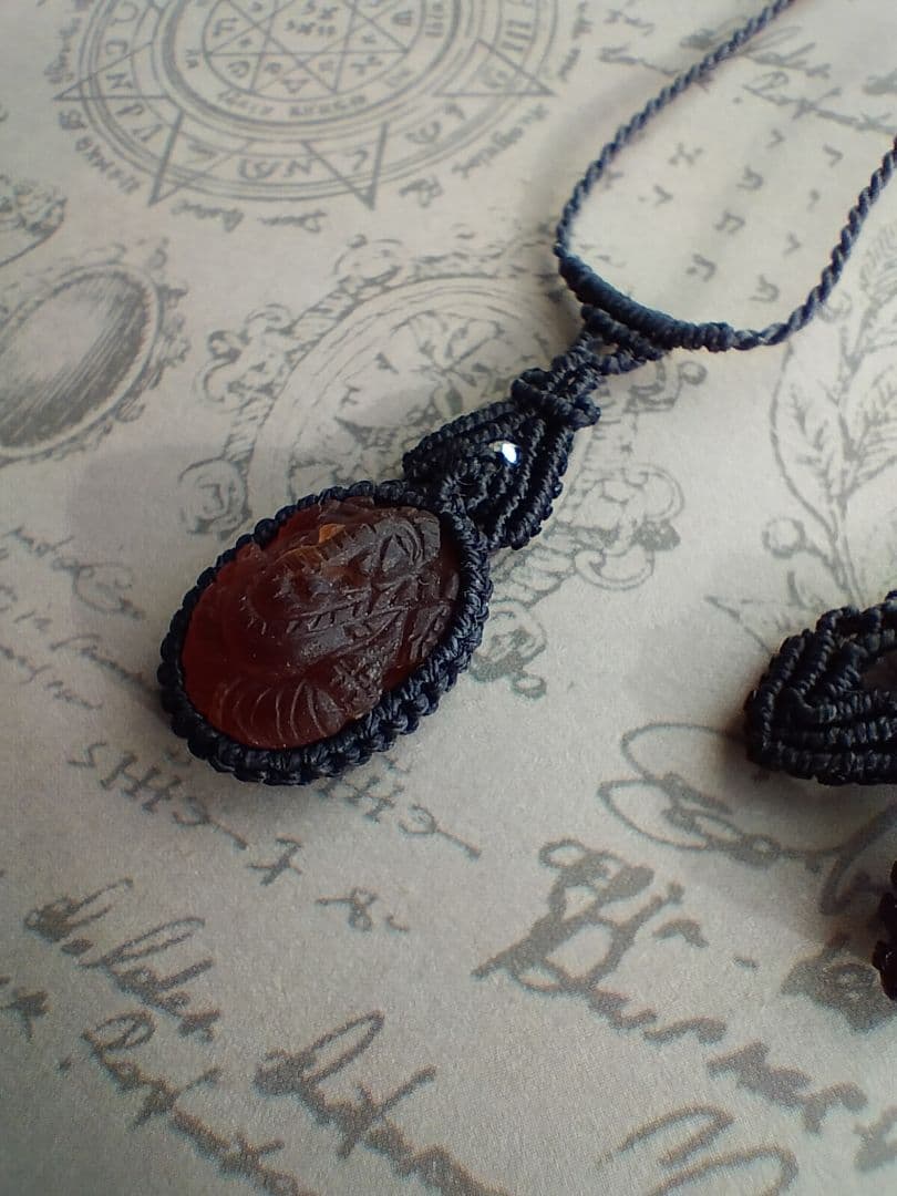 ヘソナイトガーネット　ガネーシャ彫りマクラメ編みネックレス