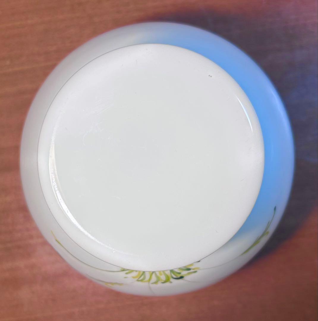 乳白ガラス　手描き花文　花瓶