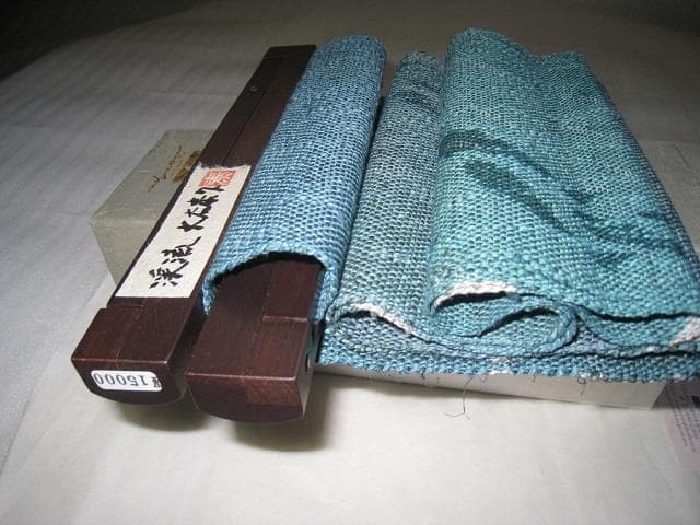 型染めのタベストリー「渓流」  掛け軸　黒魚