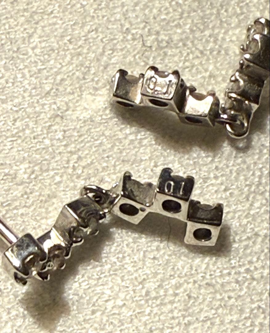 ピアス ★K18WG ダイヤ合計0.2ct ★ ダイヤ6連 スィング
