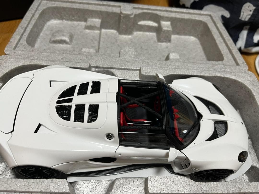 ハッピー様専オートアート 1/18ヘネシー ヴェネム GT WHITE ホワイト