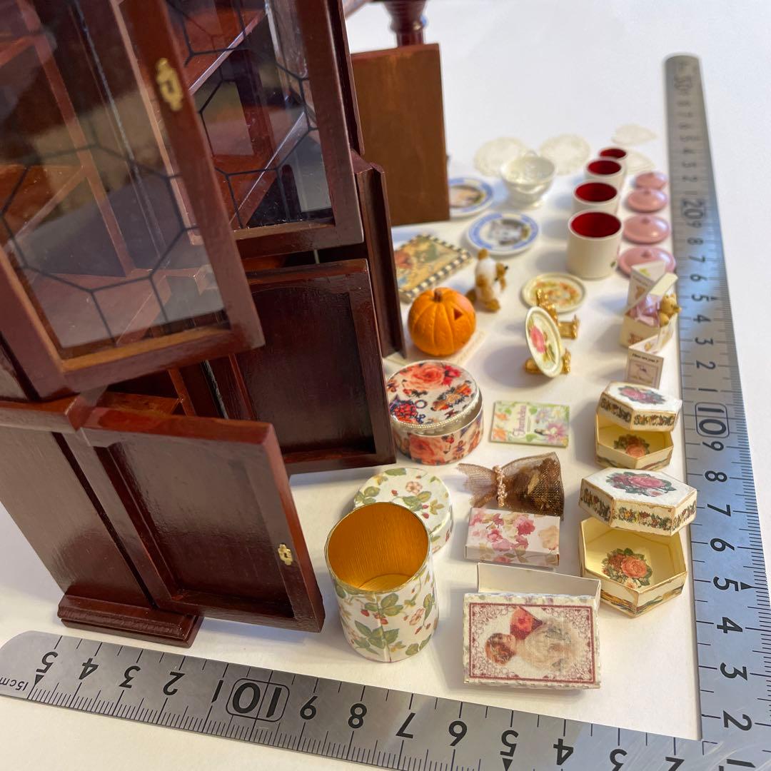 1/12ドールハウス ミニチュア●雑貨屋 アンティーク家具 リビングボード 食器