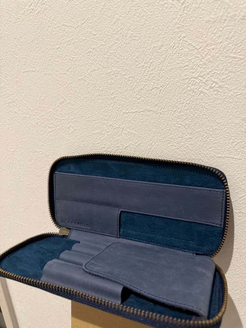 バハギア ペンケース ラウンドジップ型