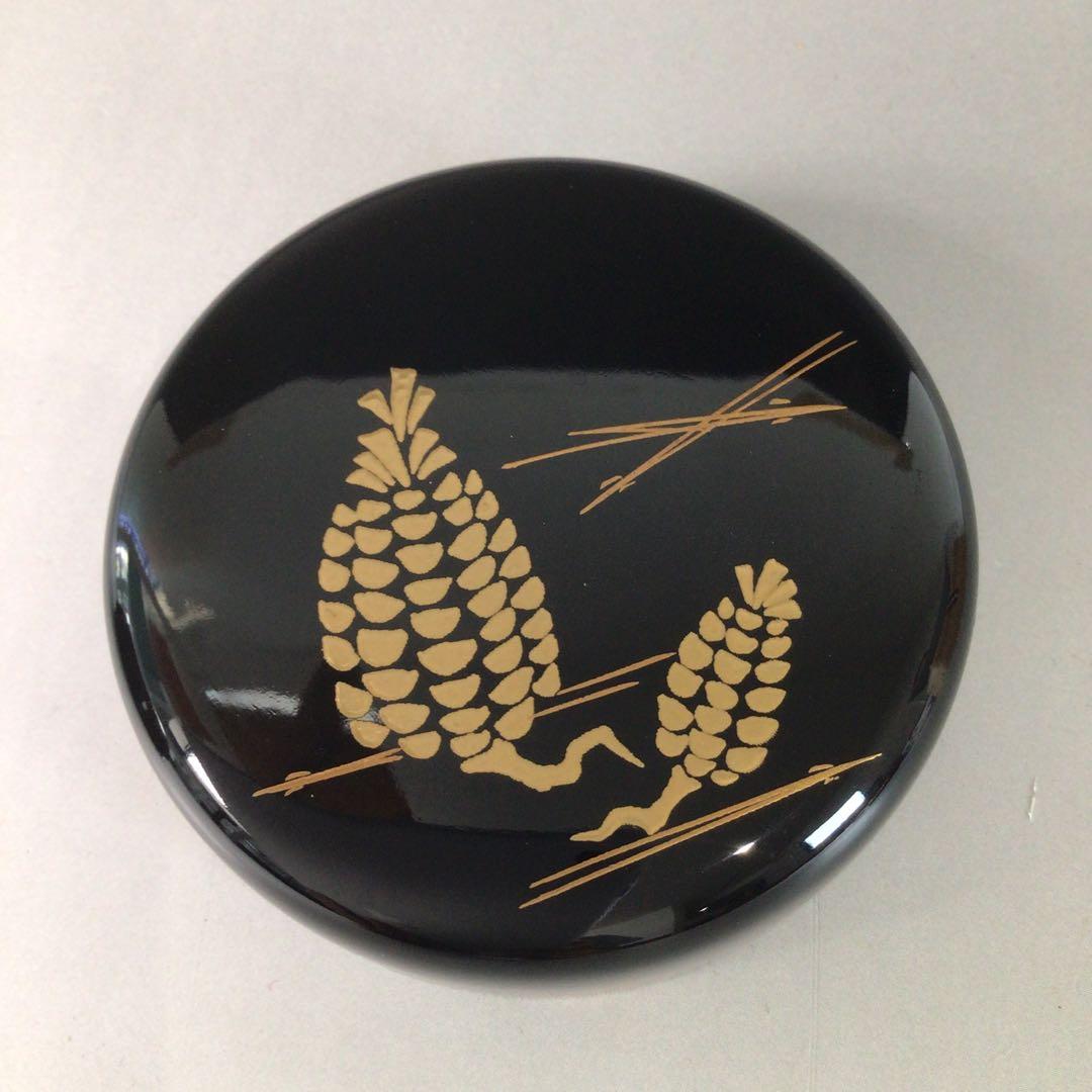 Ｒ８０４　棗　『順慶作』『黒漆塗』『松笠蒔絵』『中棗』　共箱　茶道具