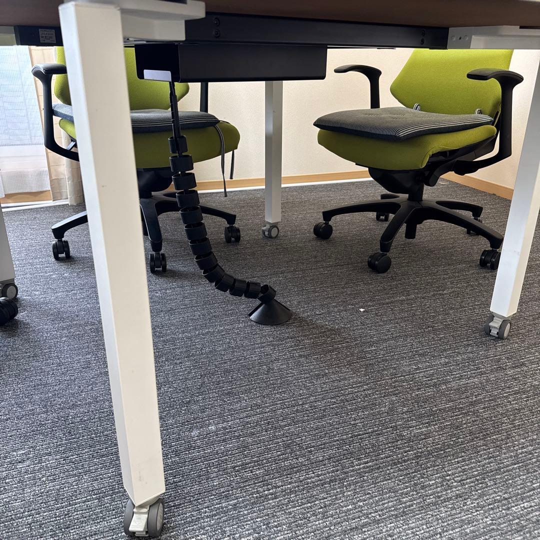 円形ホワイト木製テーブル 配線ボックス付き