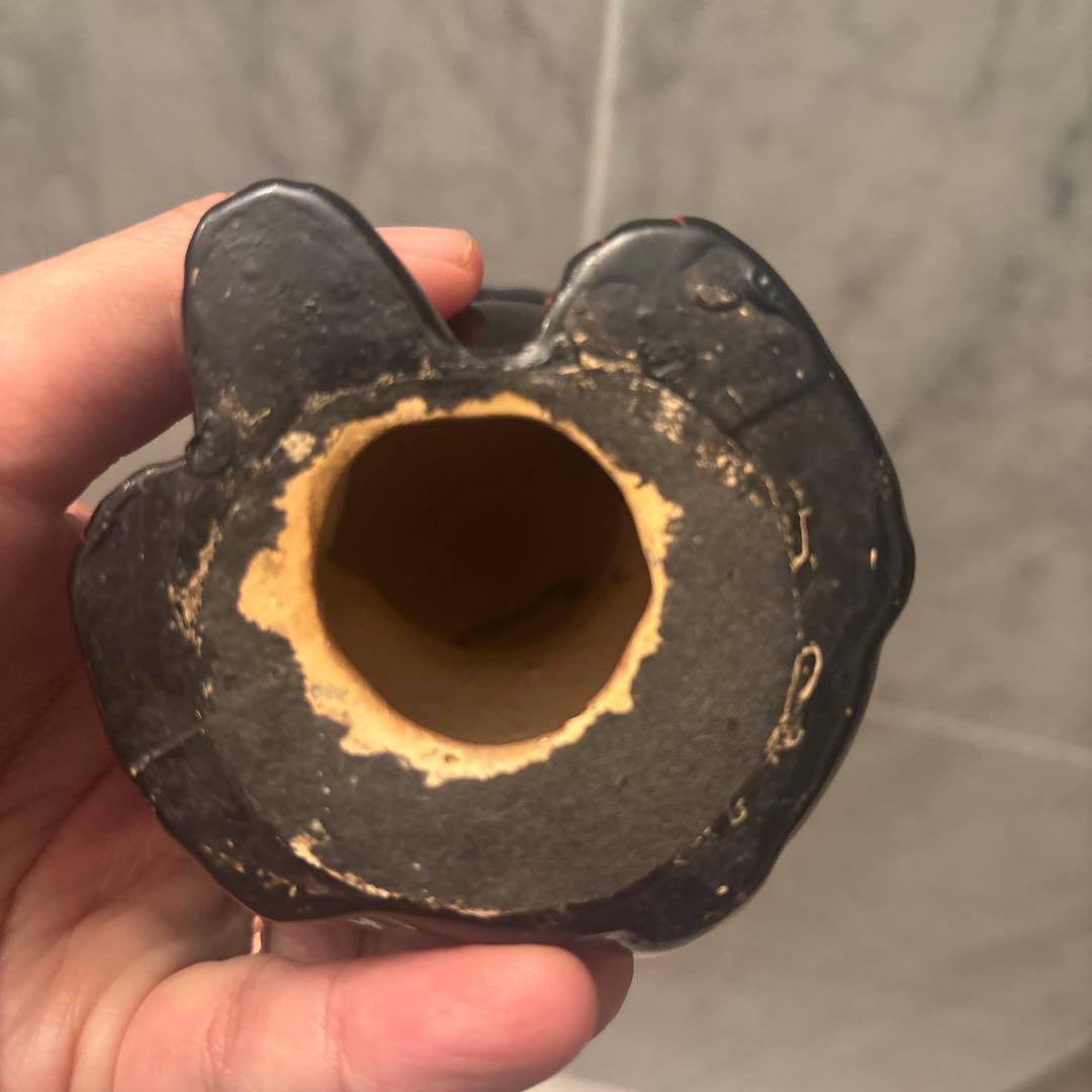 アンティーク大きな瞳や長いヒゲ、まつ毛が美しく、大きなリボンも可愛い招き猫