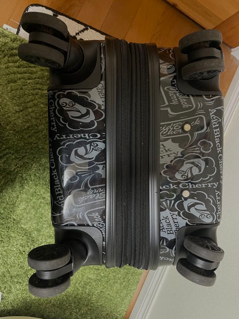 か*ず様 【値下げ‼️】美品 Acid Black Cherry キャリーケース