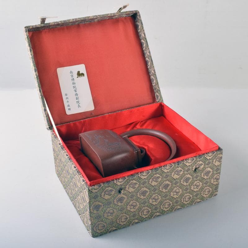 pretty　中国　紫砂朱泥　山水文　四方急須　茶壷　在銘　V　R8216