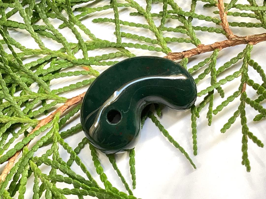 出雲石濃厚な青緑色の碧玉　希少赤斑紋点入り　鑑別書無しの安価卸値段　本物保証勾玉