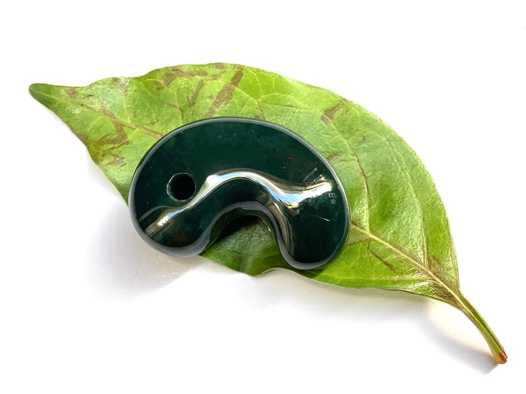 出雲石濃厚な青緑色の碧玉　希少赤斑紋点入り　鑑別書無しの安価卸値段　本物保証勾玉