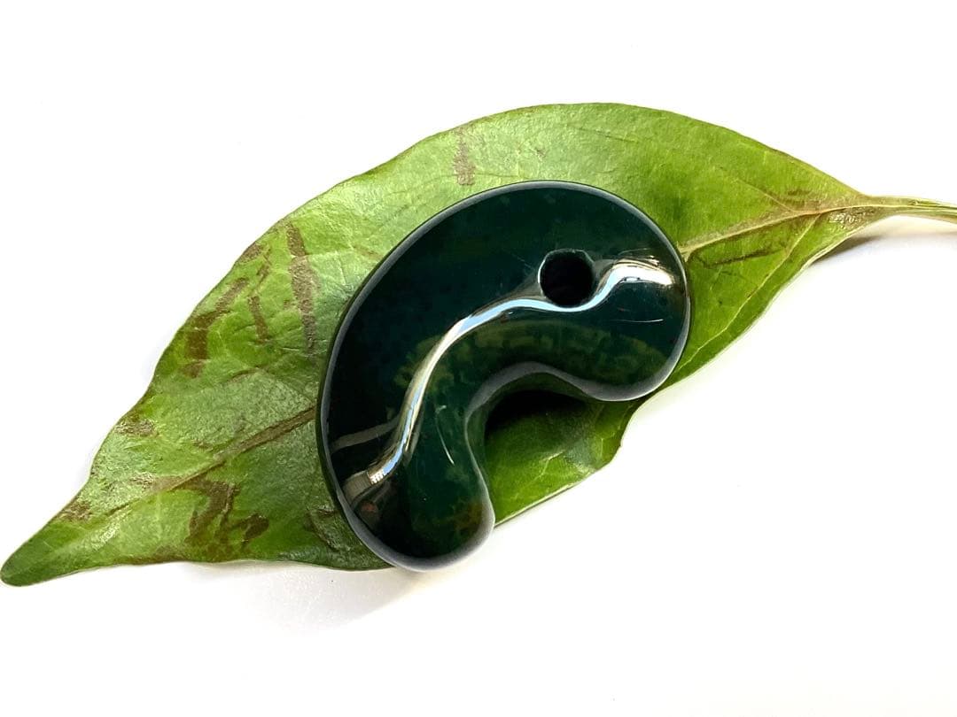 出雲石濃厚な青緑色の碧玉　希少赤斑紋点入り　鑑別書無しの安価卸値段　本物保証勾玉