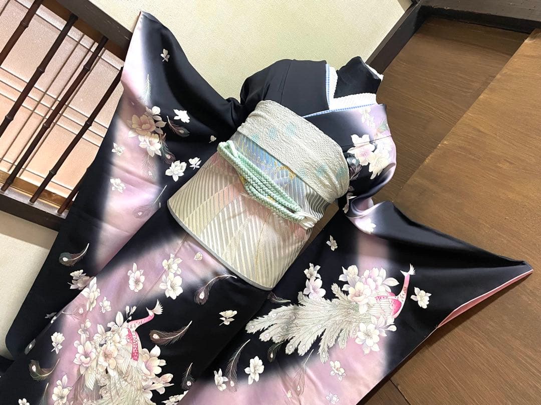 振袖 フルセット6点サイズＬ孔雀花文　暈し染　黒地　銀彩　正絹