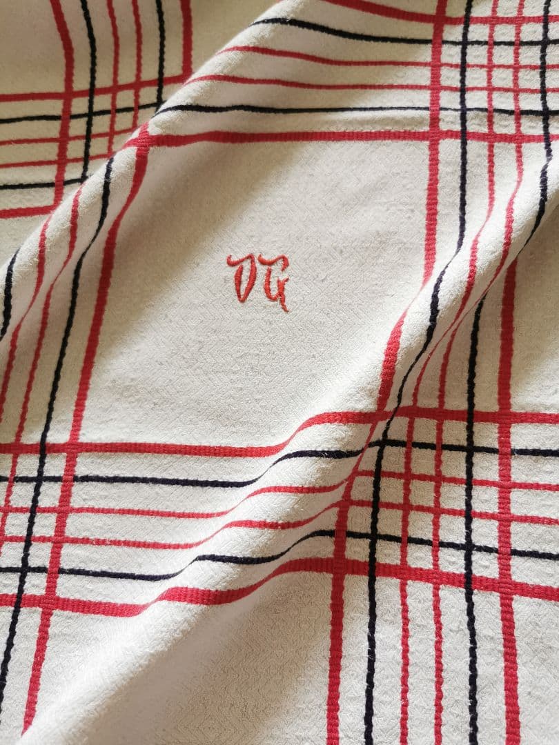 アンティークバスク織り緻密な織模様クロス 赤＆ネイビー イニシャル刺繍トーション