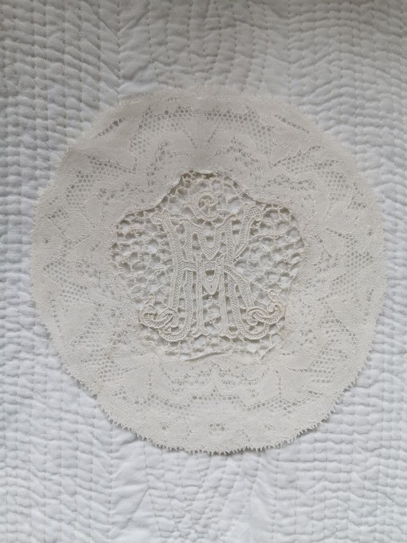 アンティーク ポワンドパリ 桜草 オーキッド イニシャルKＭ 鳥刺繍 ドイリー