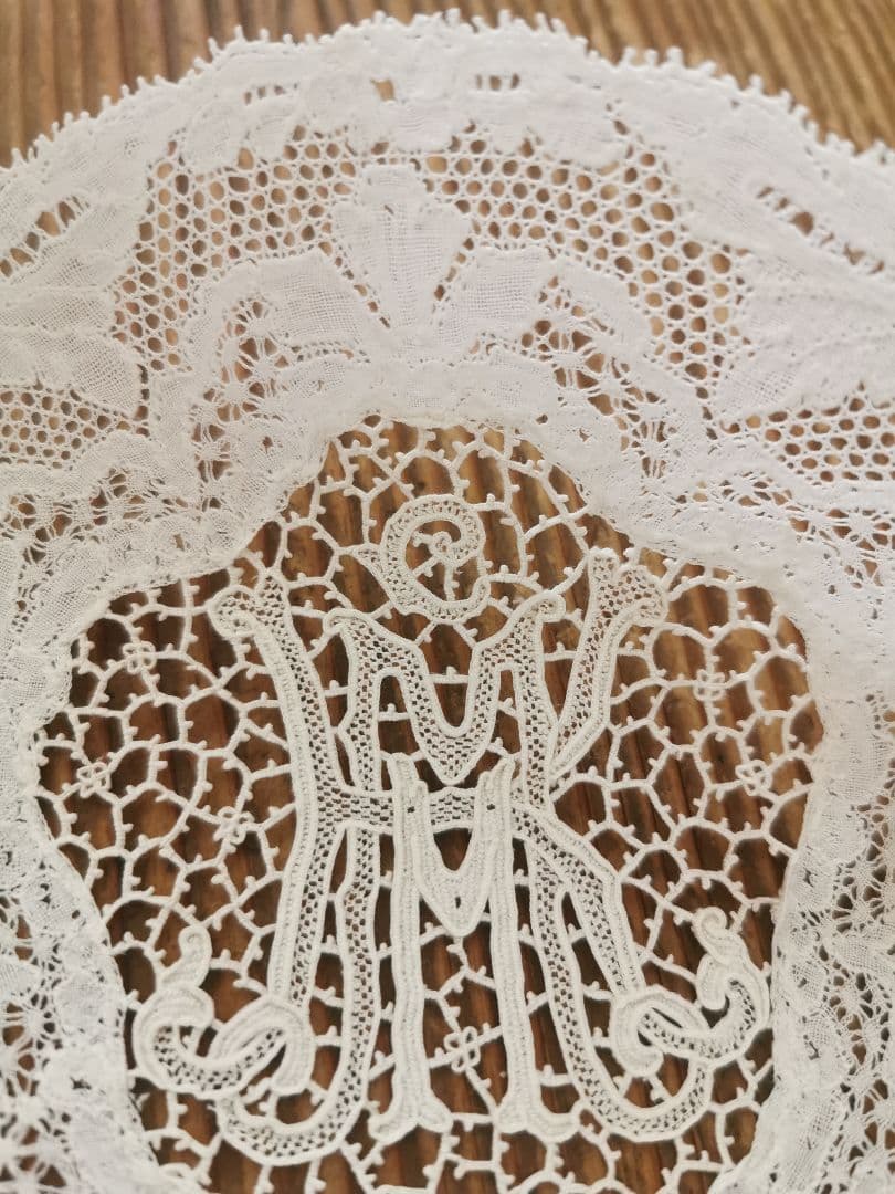 アンティーク ポワンドパリ 桜草 オーキッド イニシャルKＭ 鳥刺繍 ドイリー