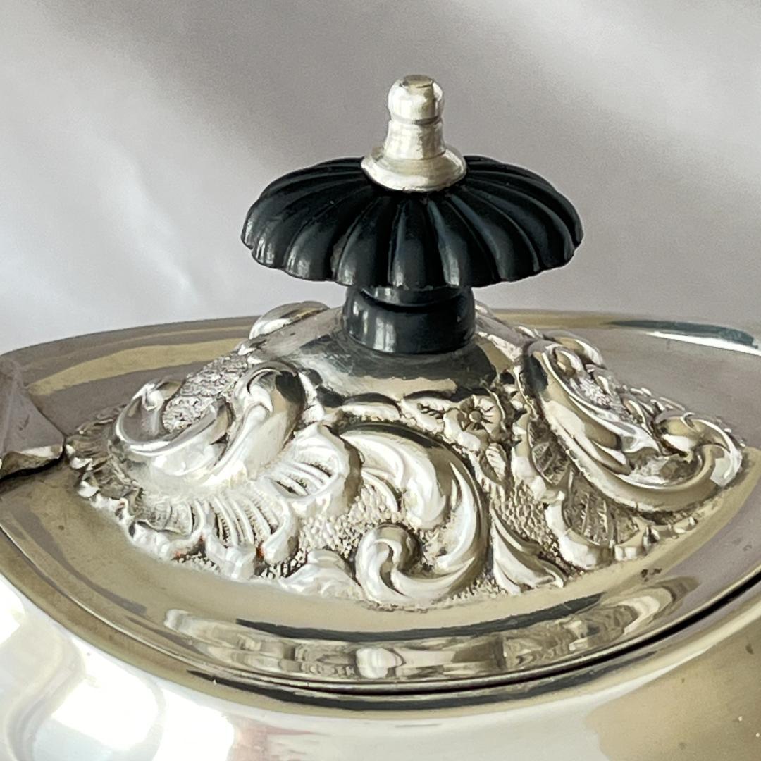 【英国】 ビクトリアン エンボスのティーポット【シルバープレート】