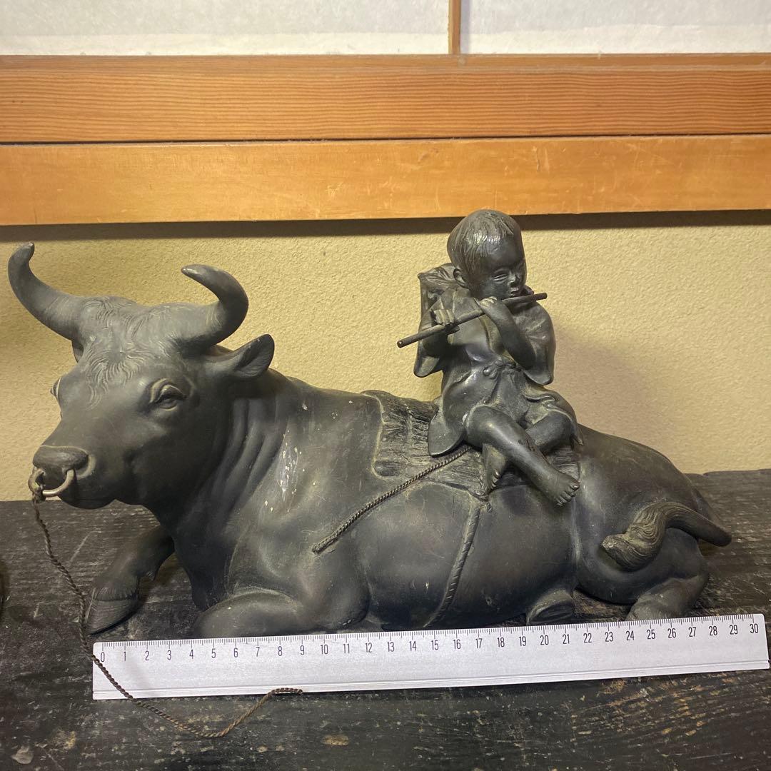 金属製牛と子供の彫刻