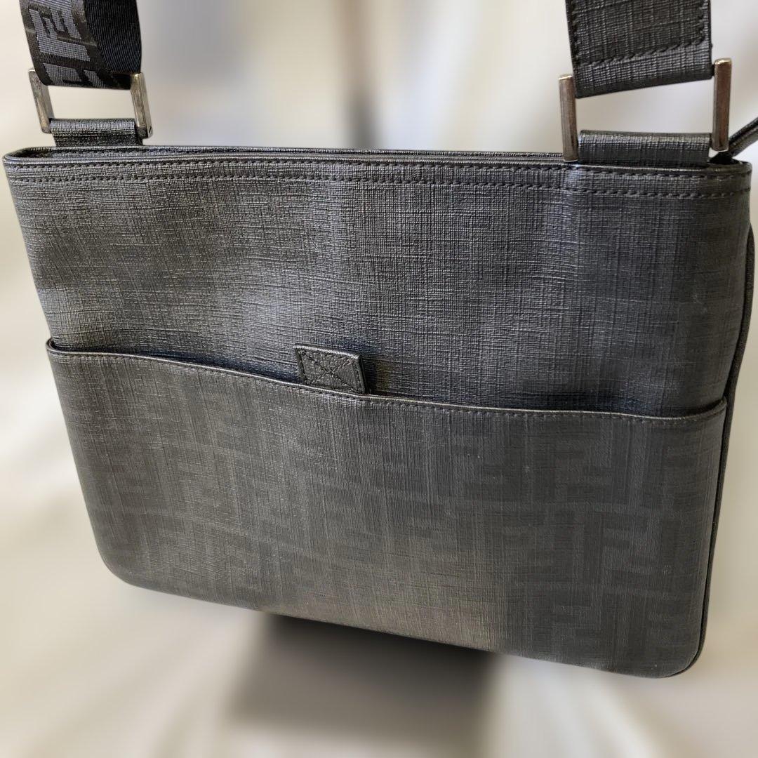 FENDI フェンディ ショルダーバッグ ズッカ柄 サコッシュ ロゴ総柄