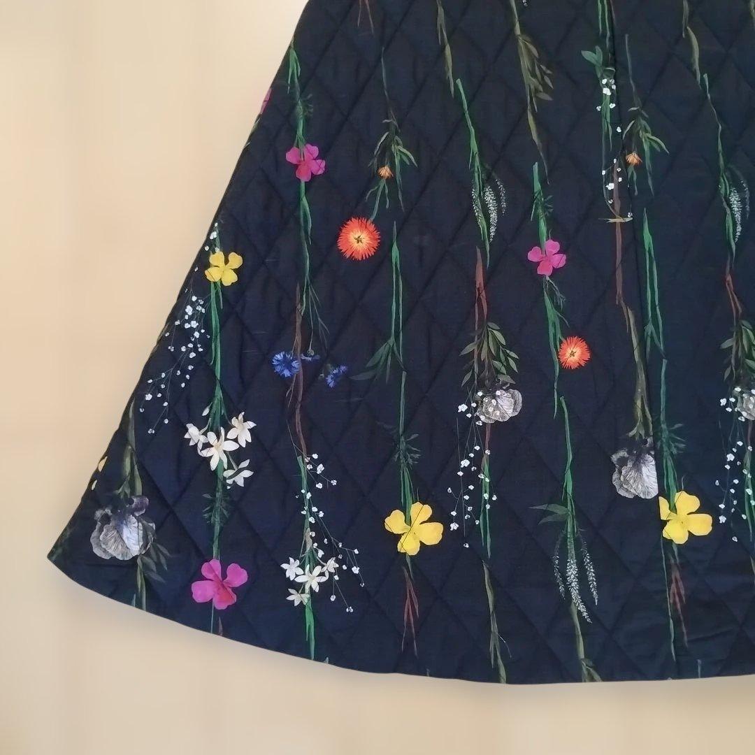 【AKIRANAKA】アキラナカ フラワープリントキルティングスカート/ブラック