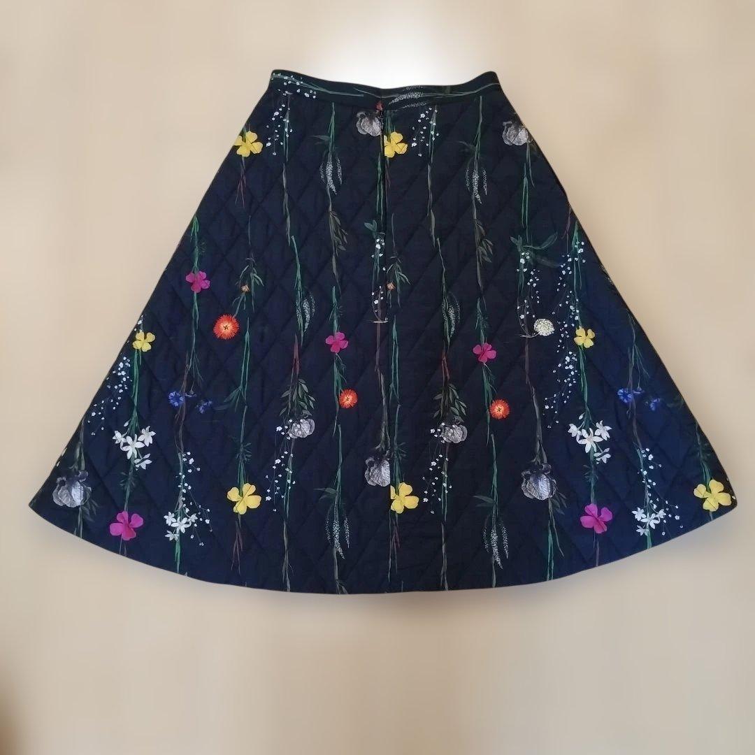 【AKIRANAKA】アキラナカ フラワープリントキルティングスカート/ブラック