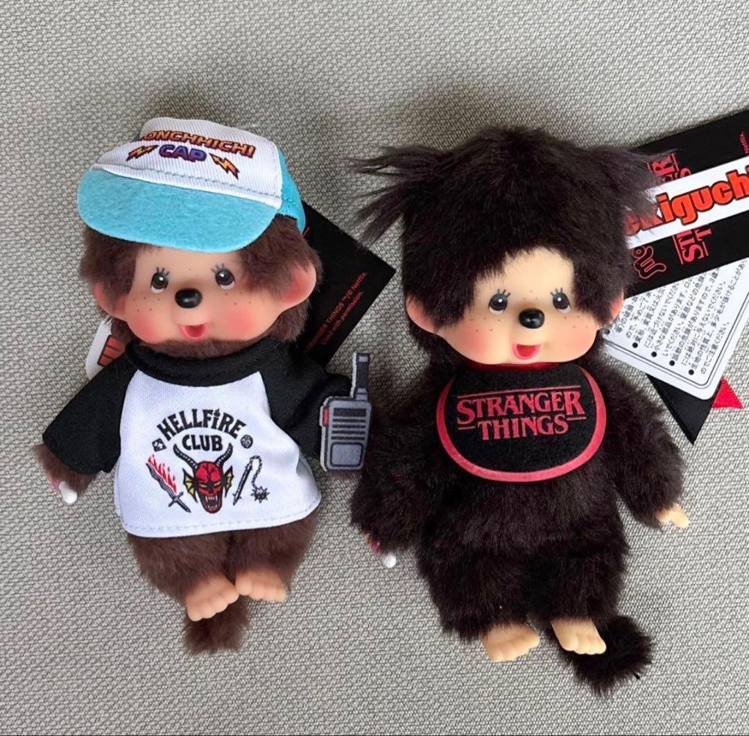 モンチッチ × ストレンジャー・シングス キーチェーン ヘルファイア・クラブ