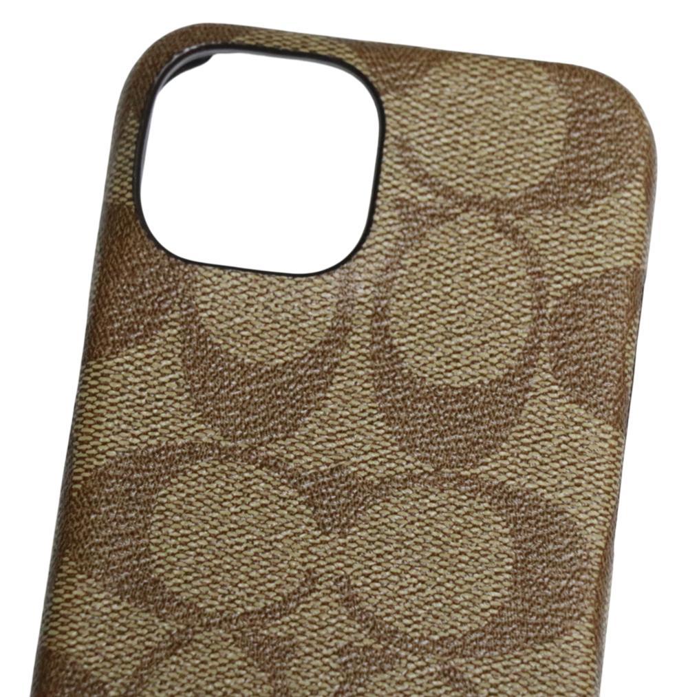 【コーチ】シグネチャーPVC iPhone15ケース カーキ