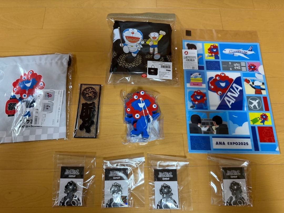 大阪万博　黒ミャクミャクピンバッジ４種　ドラえもんトートバッグ　グッズ新品未開封