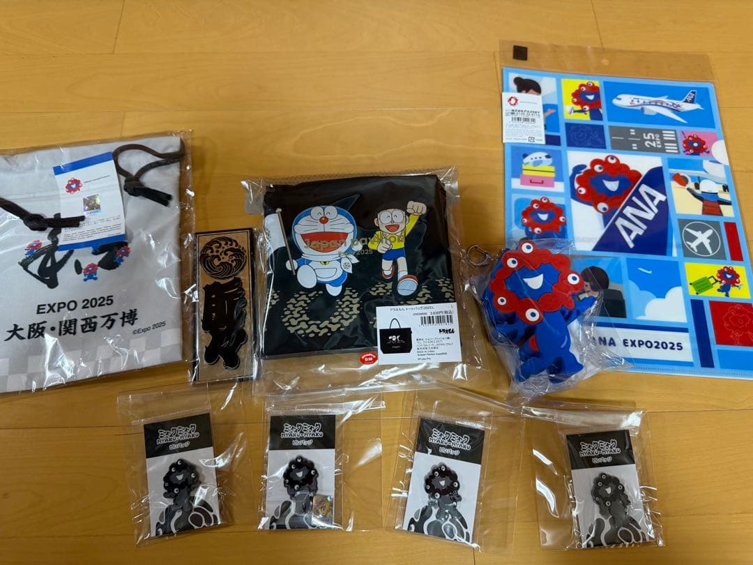 大阪万博　黒ミャクミャクピンバッジ４種　ドラえもんトートバッグ　グッズ新品未開封