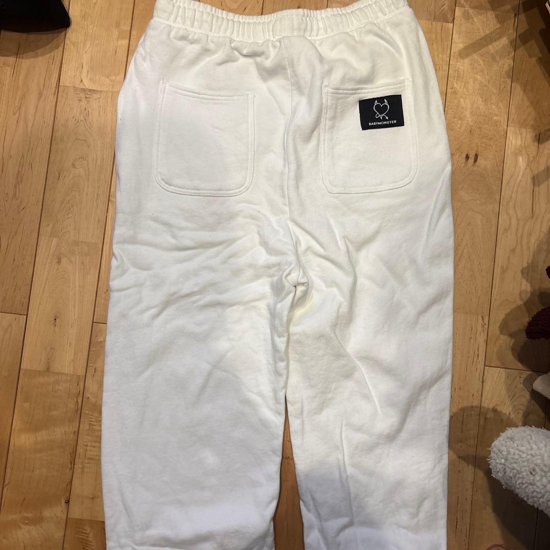 BABYMONSTER ホワイトスウェットパンツ