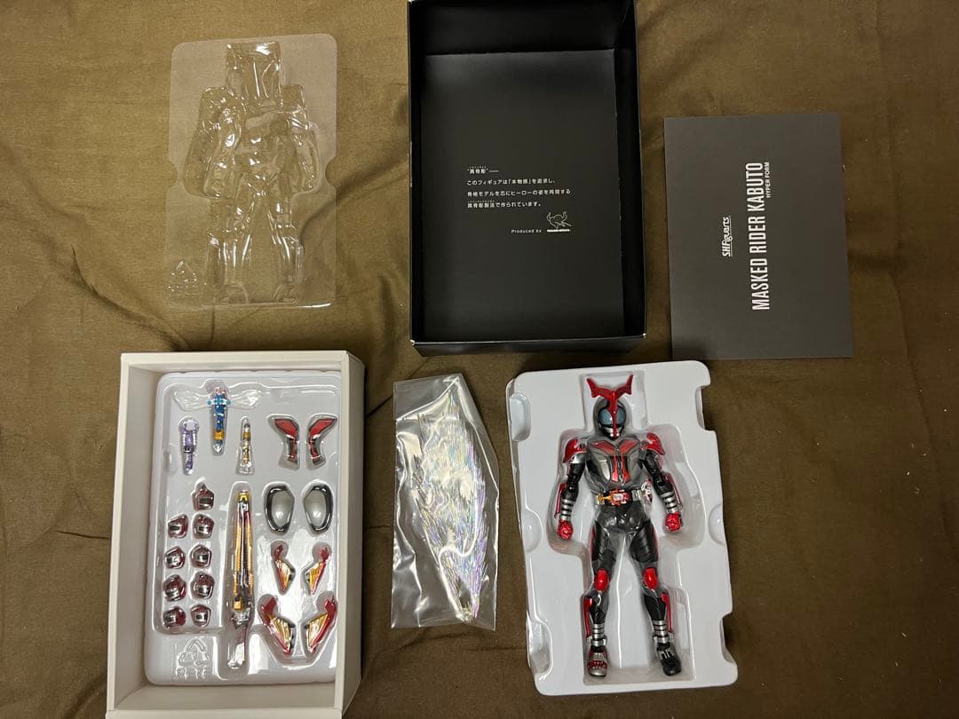 SHフィギュアーツ 真骨彫 仮面ライダーカブト ハイパーフォーム バンダイ