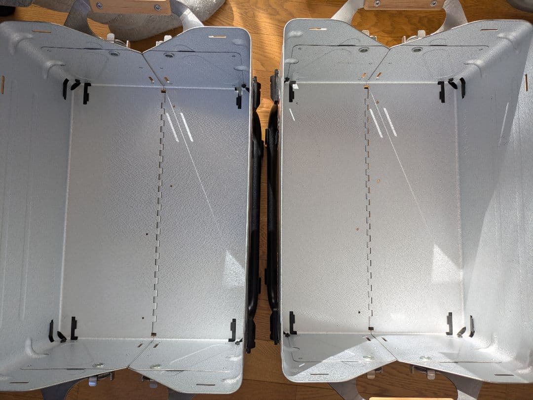 スノ−ピ−クシェルフコンテナ25 2台セットレッグとミキキヤンプの天板付き。