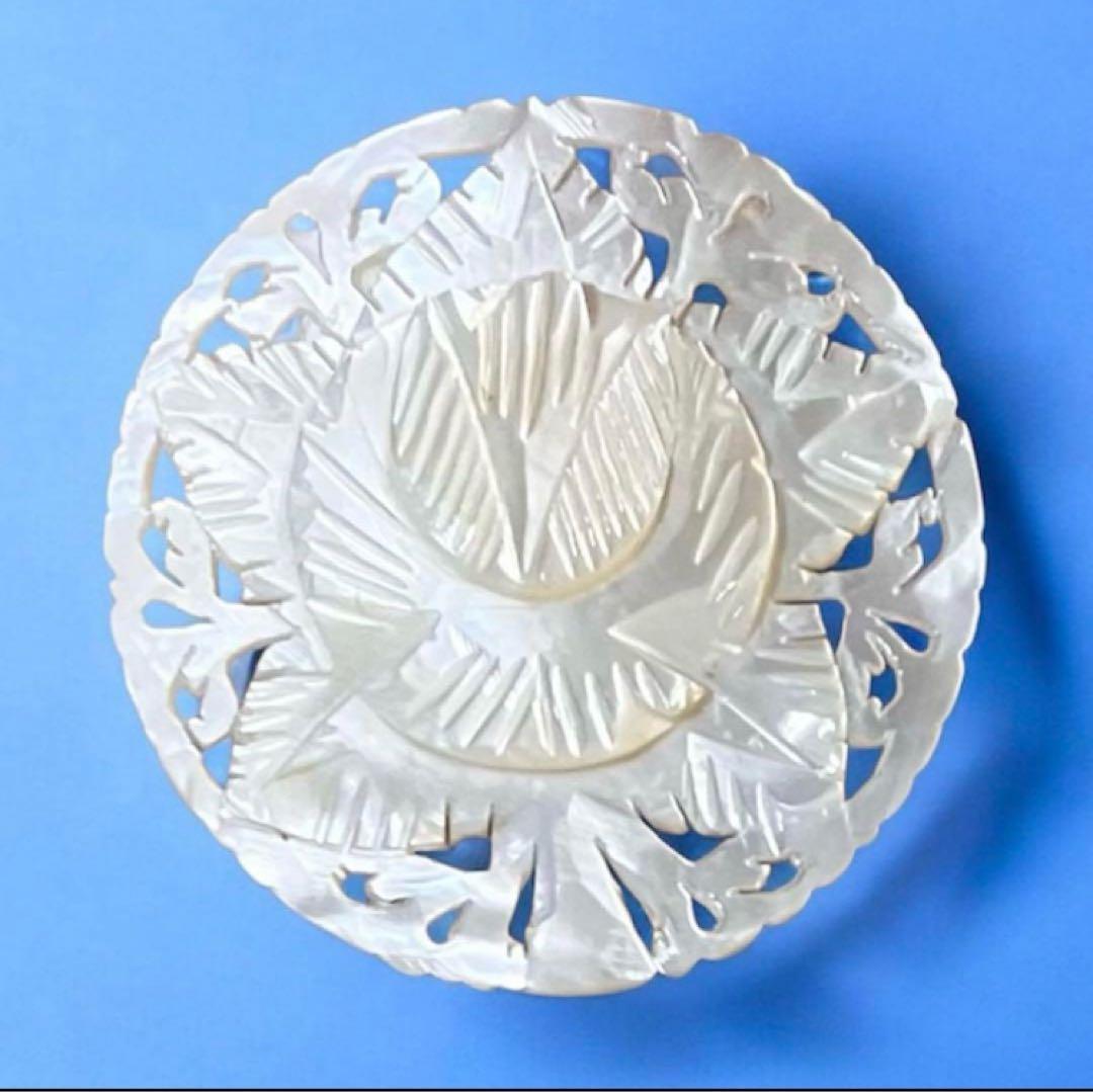 ベツレヘム マザーオブパールのブローチ 花 大きめ