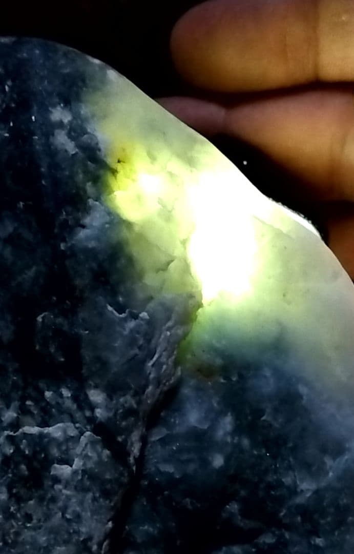 ★翡翠原石★糸魚川硬玉【小滝・川ズレ・ウブ2.7kg】