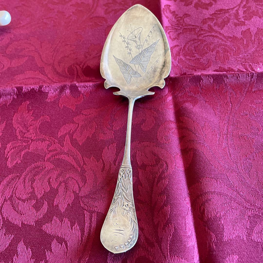 英国アンティーク　シルバー製 花彫刻 ケーキサーバ