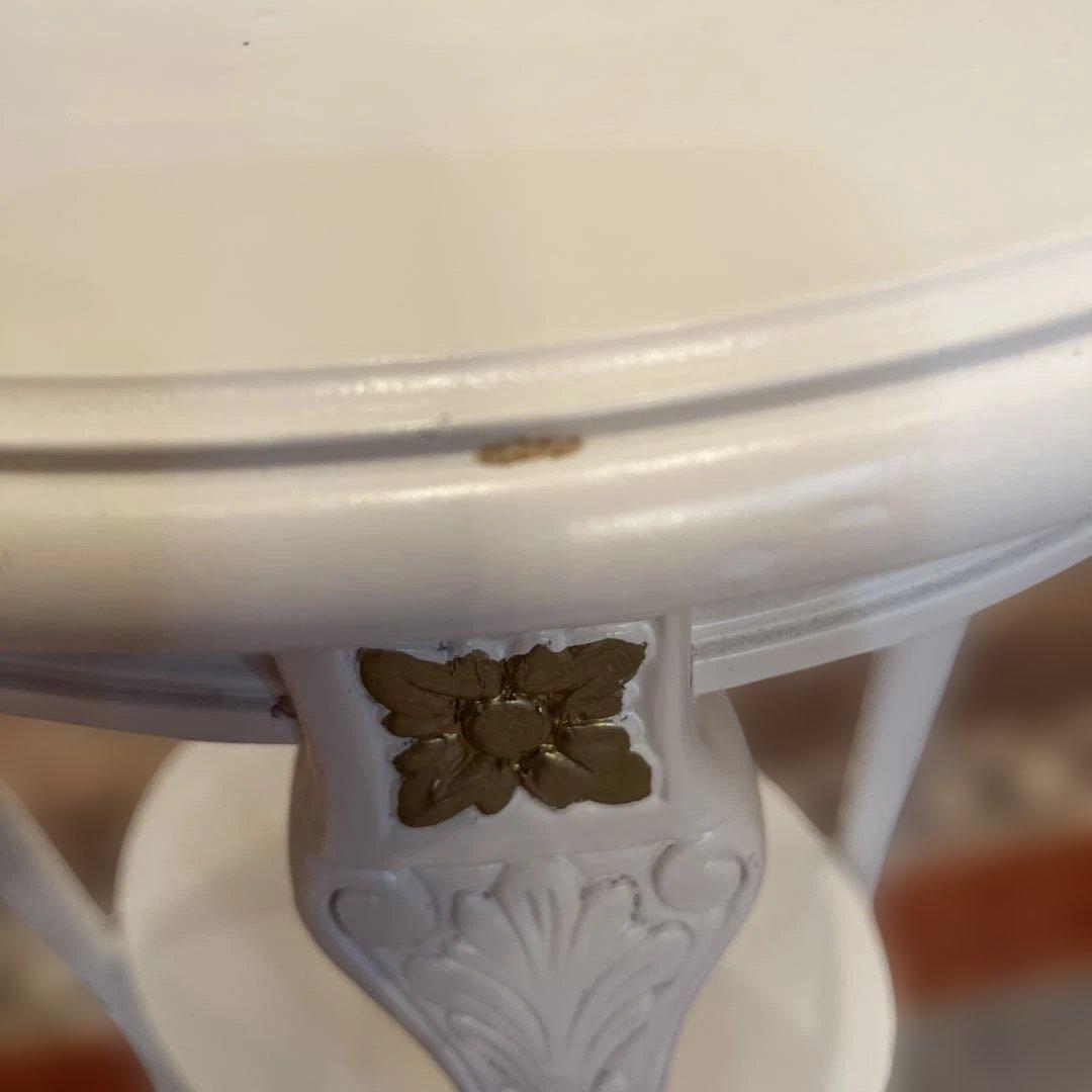 ロココ様式ゴールドの装飾アンティーク楕円形サイドテーブル下段棚付クリームホワイト