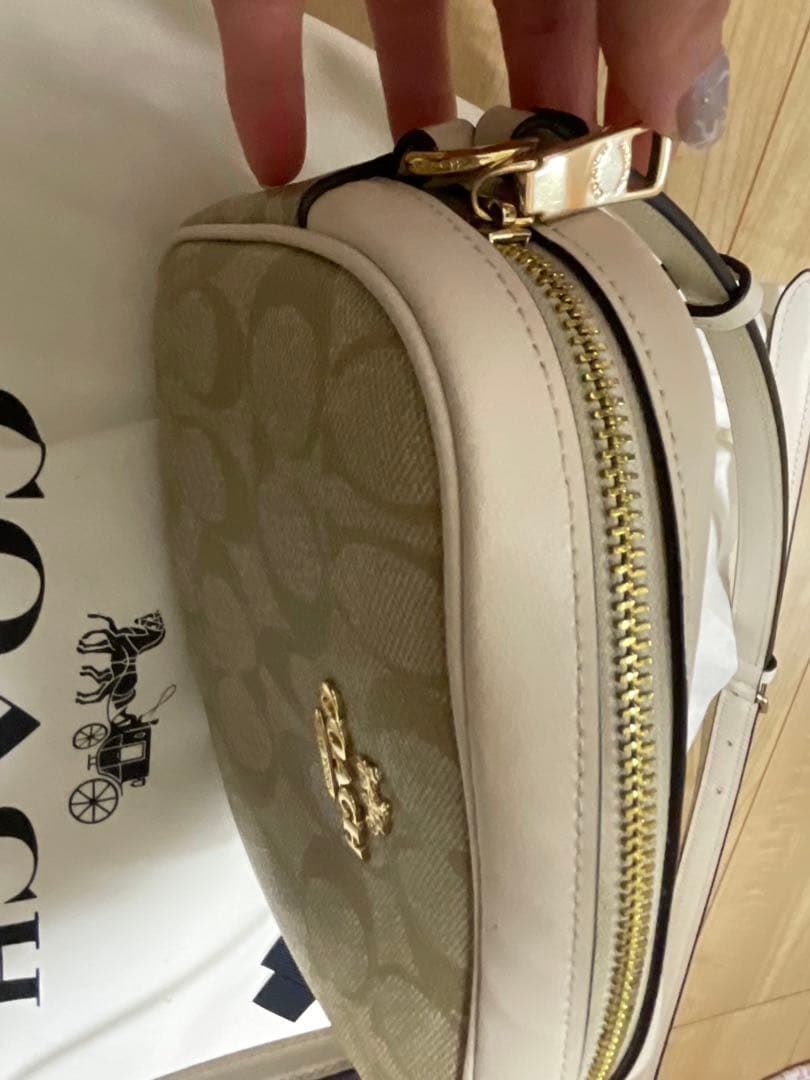 COACH ショルダーバッグ シグネチャー柄　ベージュ　❤️