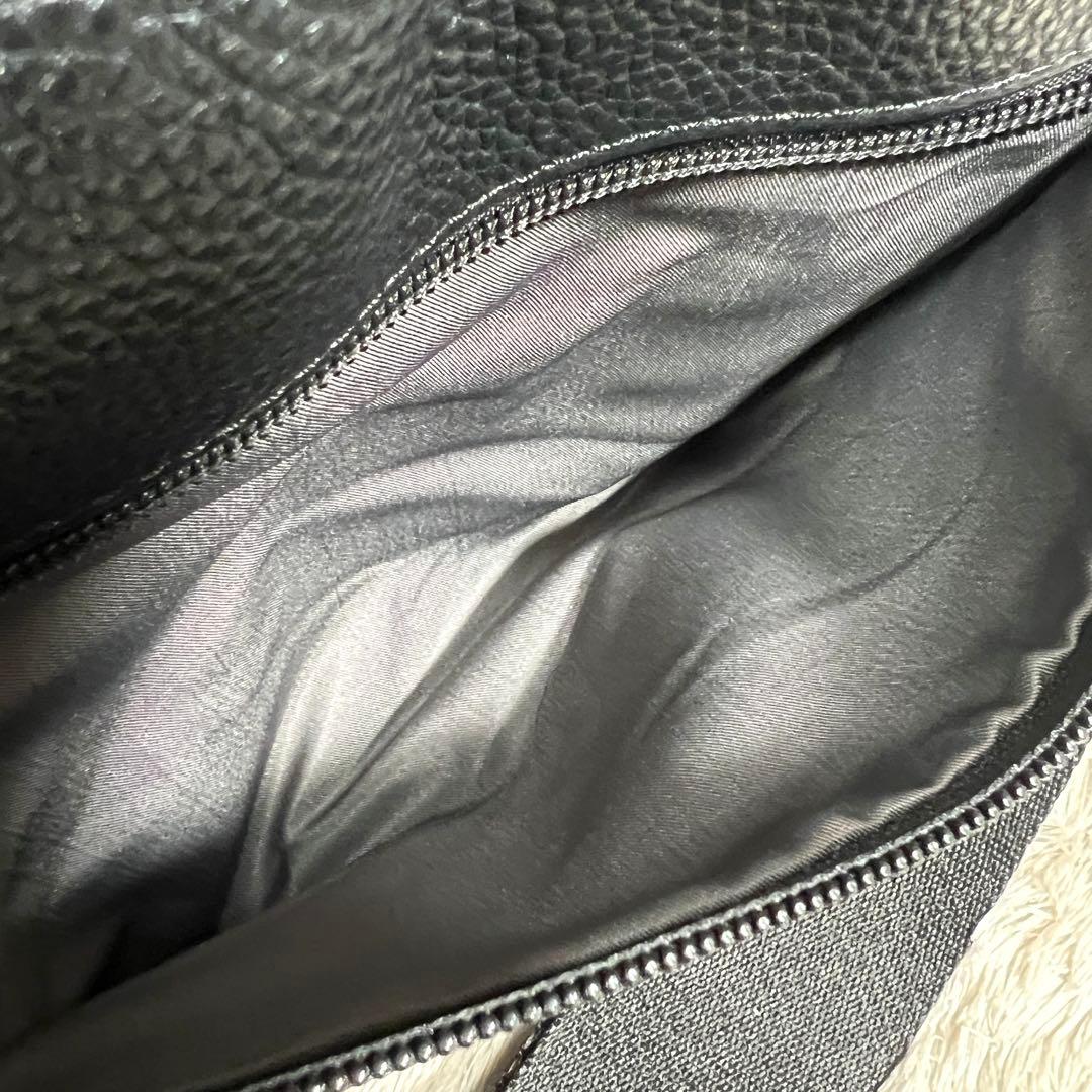 イアパピヨネ ワイドテープショルダーバッグ ブラック ホワイトストーン