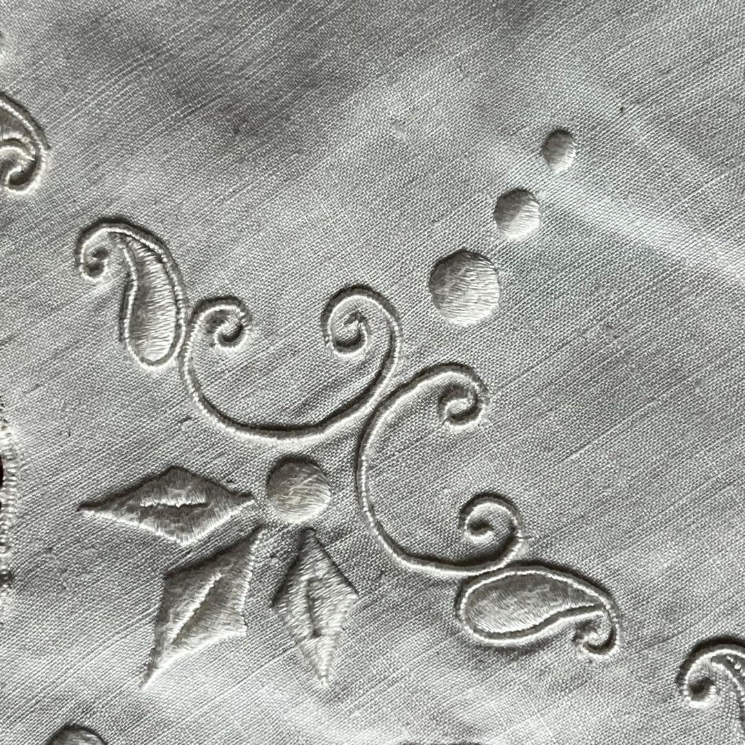 ヨーロピアン　ヴィンテージ　レース+刺繍テーブルクロス