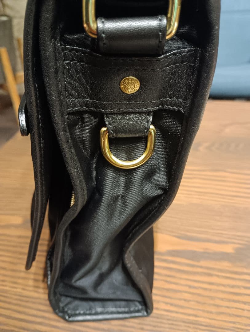 ハンティングワールド　ショルダービジネスバッグ