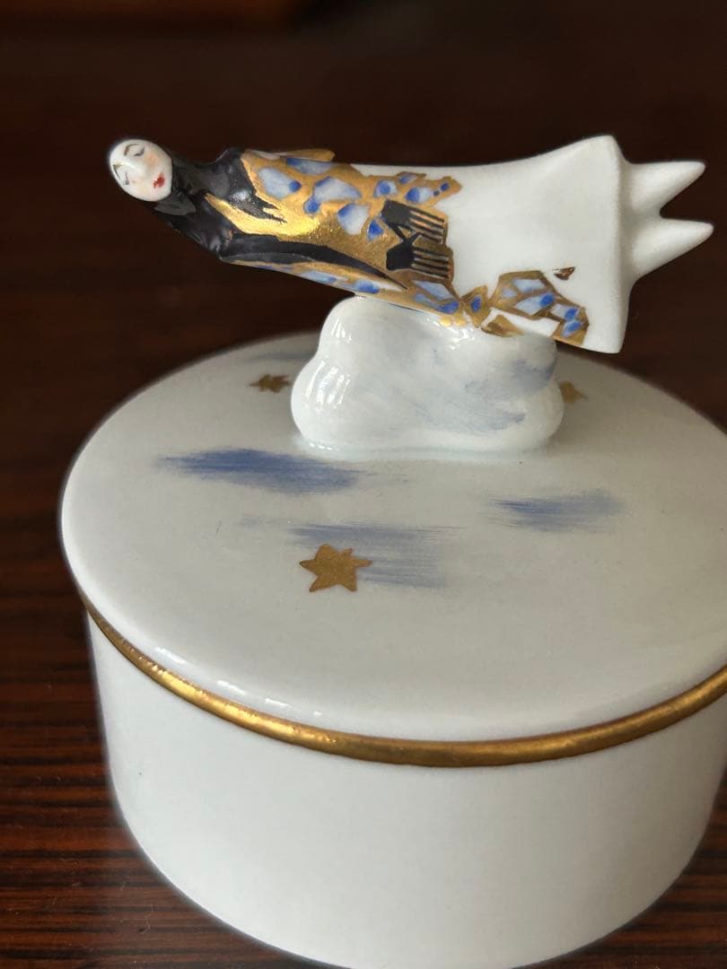 マイセン　陶器 蓋付きボックス 女性フィギュア