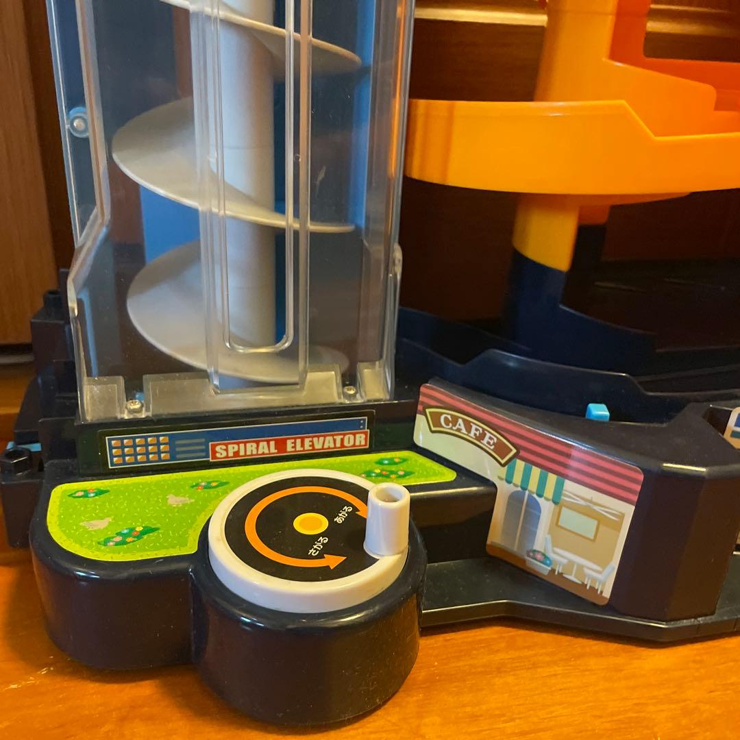 廃盤　BIGトミカビル スパイラルエレベーター　30台　電池いらず　中古品