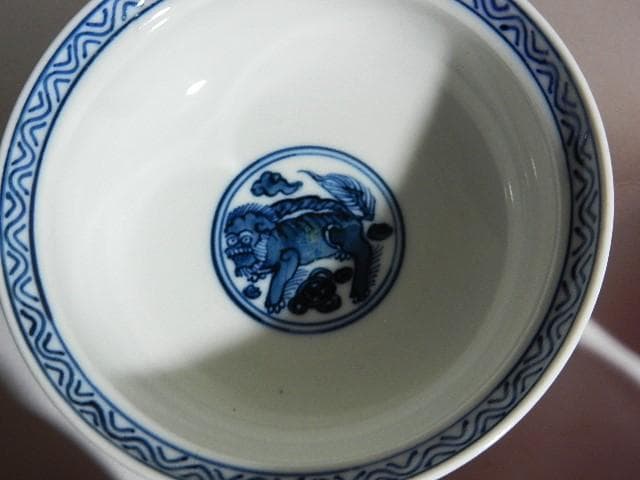 斑桃色地見込みに染付獅子図蓋茶碗９客（裏印「清鳳」）