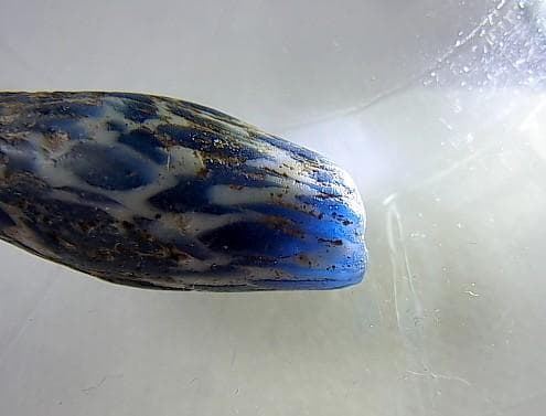 ★X2702★古代とんぼ玉 (A08) モザイク　白青　ガラスビーズ　紡錘形