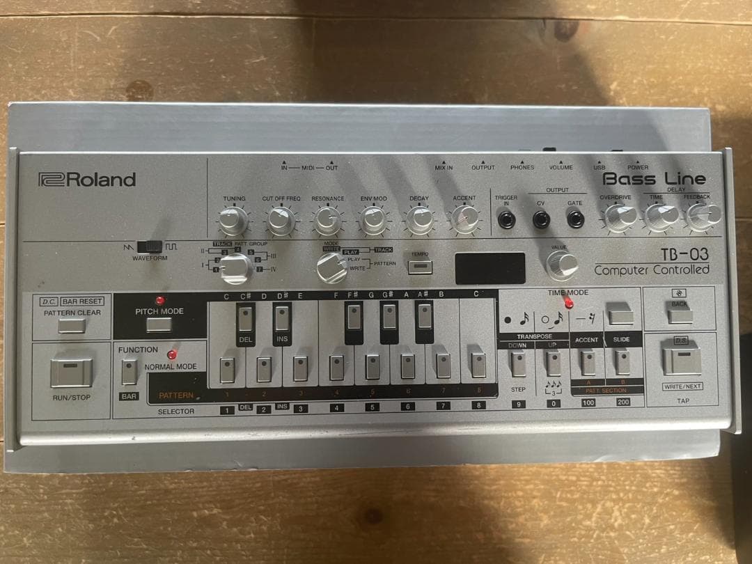 Roland TB-03 アナログシンセサイザー