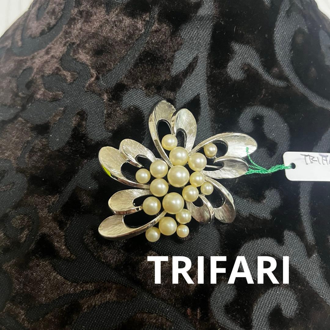 トリファリ花形パールブローチ