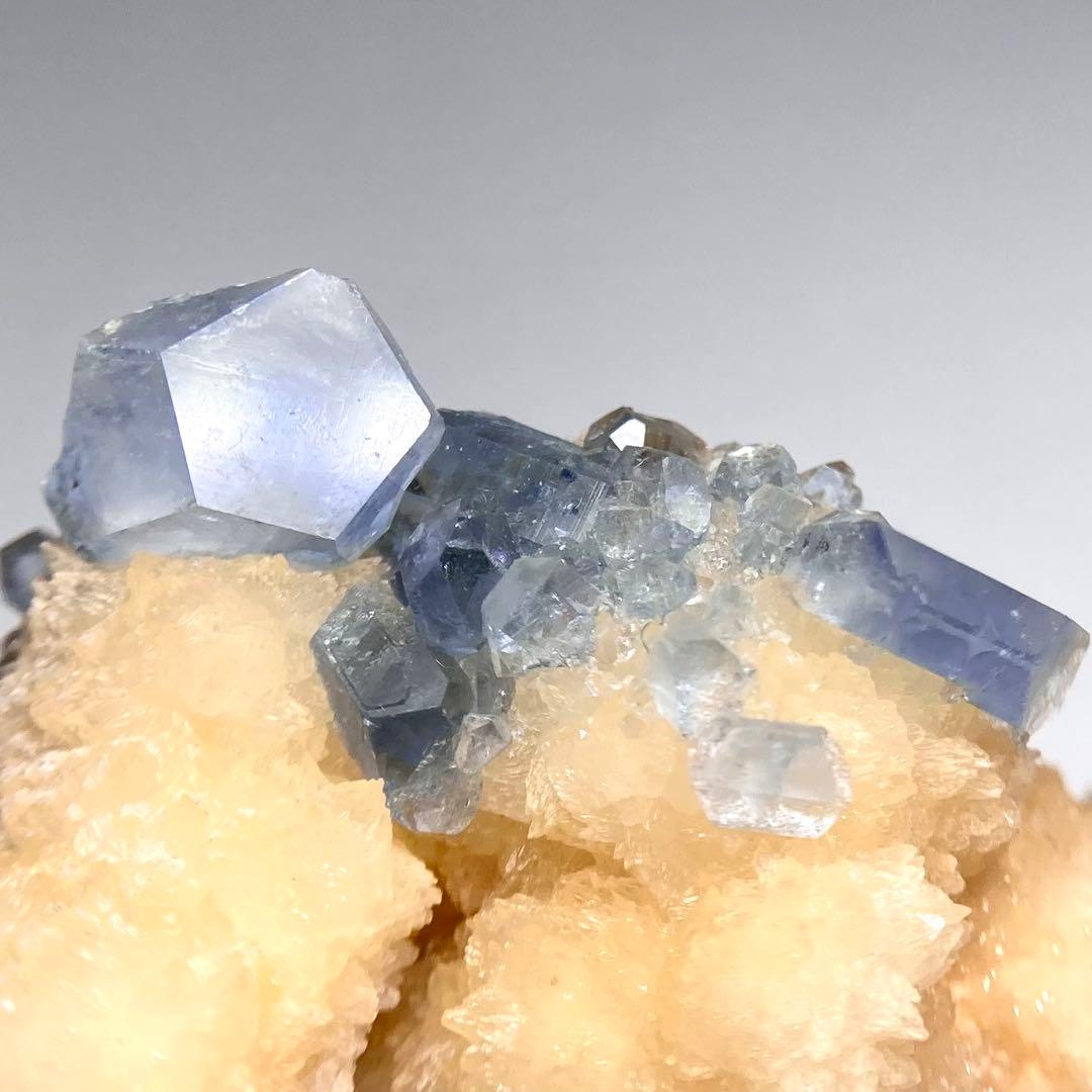 希少 セレスタイト 天青石 カルサイト 母岩付き 原石 鉱物 鉱石 宝石 標本