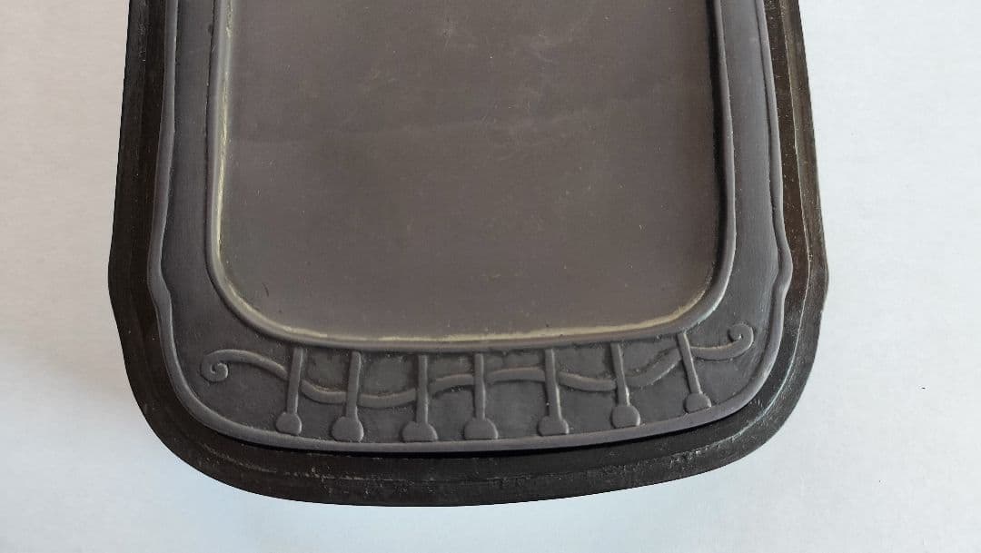 唐硯 (彫刻模様入り、硯箱入り)